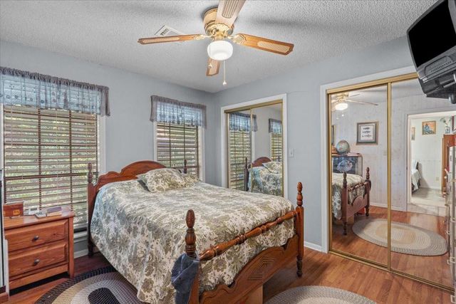 8717 Acorn Lane, Hitchcock, TX 77563