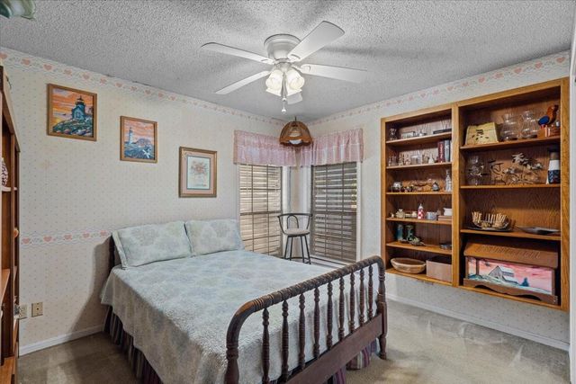 8717 Acorn Lane, Hitchcock, TX 77563