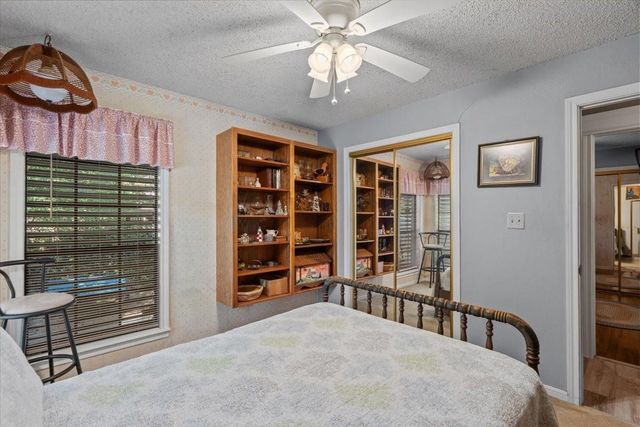 8717 Acorn Lane, Hitchcock, TX 77563