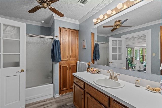 8717 Acorn Lane, Hitchcock, TX 77563