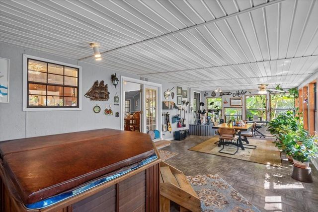 8717 Acorn Lane, Hitchcock, TX 77563
