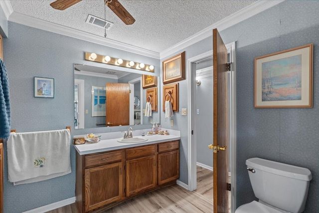 8717 Acorn Lane, Hitchcock, TX 77563