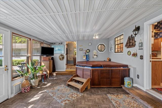 8717 Acorn Lane, Hitchcock, TX 77563