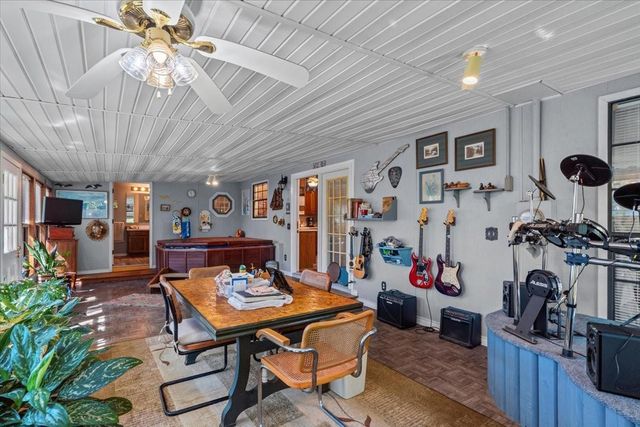 8717 Acorn Lane, Hitchcock, TX 77563