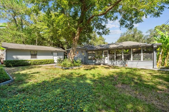 8717 Acorn Lane, Hitchcock, TX 77563