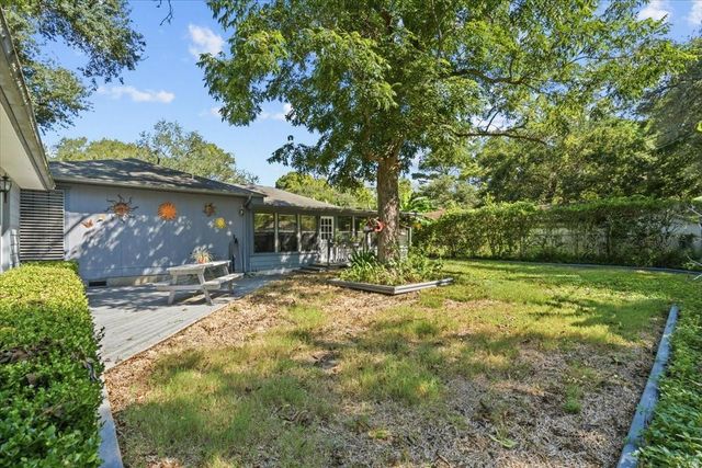 8717 Acorn Lane, Hitchcock, TX 77563