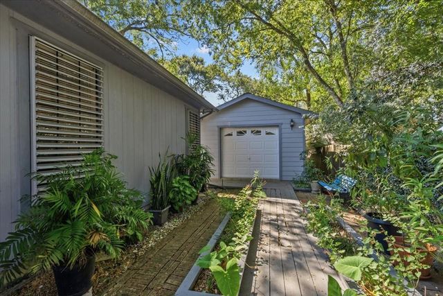 8717 Acorn Lane, Hitchcock, TX 77563