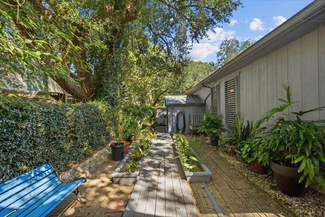 8717 Acorn Lane, Hitchcock, TX 77563