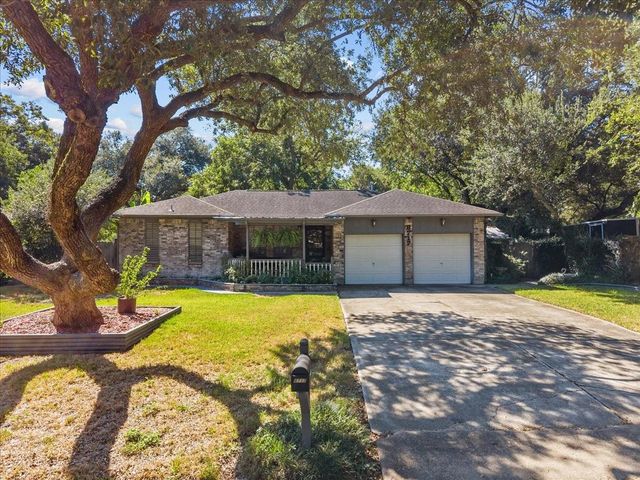 8717 Acorn Lane, Hitchcock, TX 77563