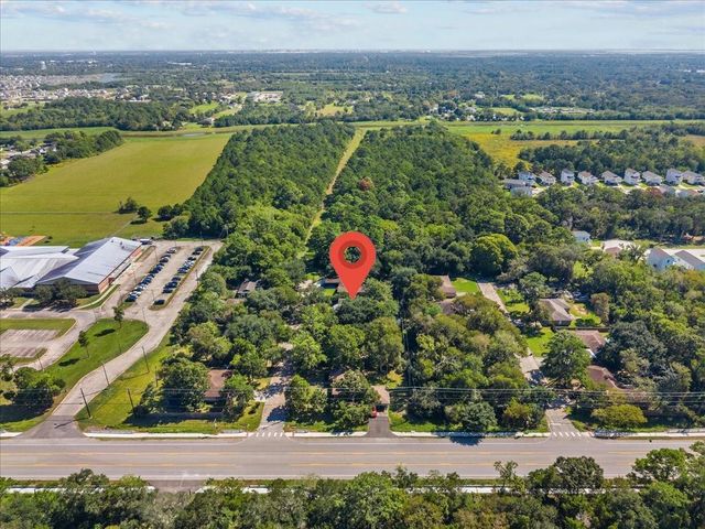 8717 Acorn Lane, Hitchcock, TX 77563