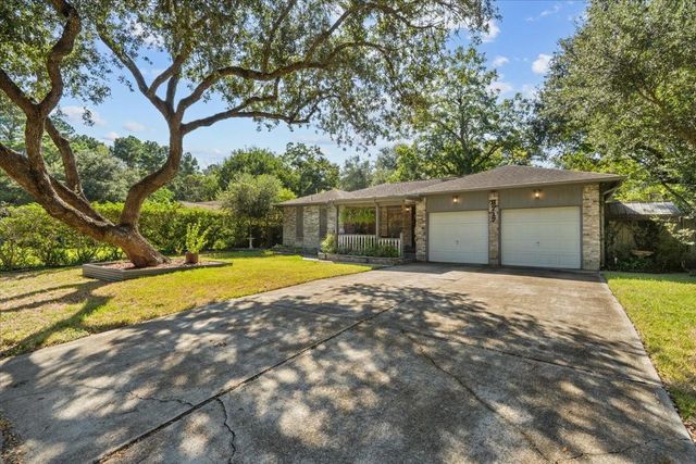 8717 Acorn Lane, Hitchcock, TX 77563