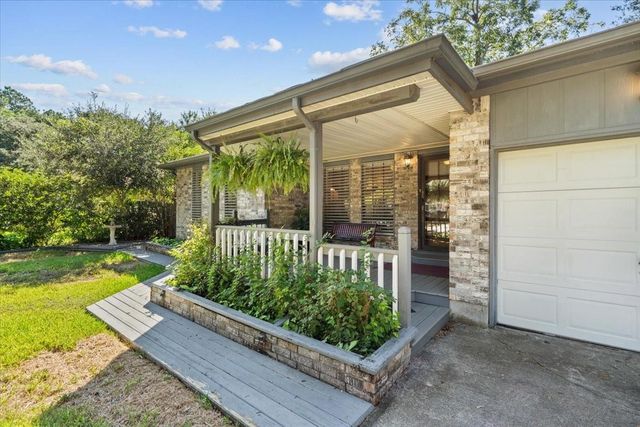 8717 Acorn Lane, Hitchcock, TX 77563