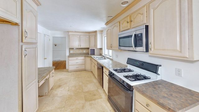 232 School St, Groveland, MA 01834