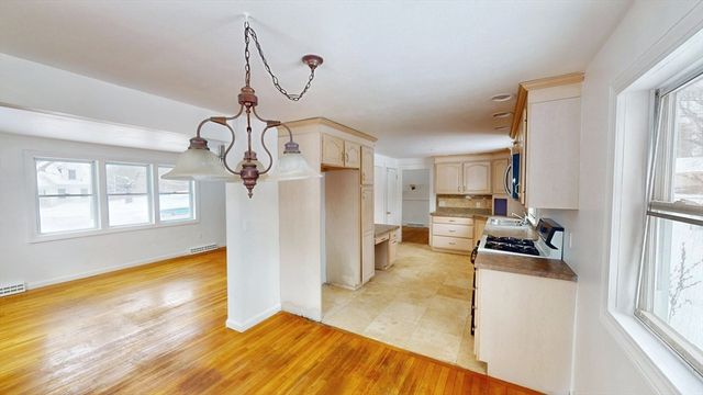 232 School St, Groveland, MA 01834