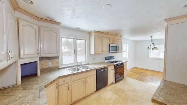 232 School St, Groveland, MA 01834