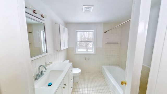 232 School St, Groveland, MA 01834