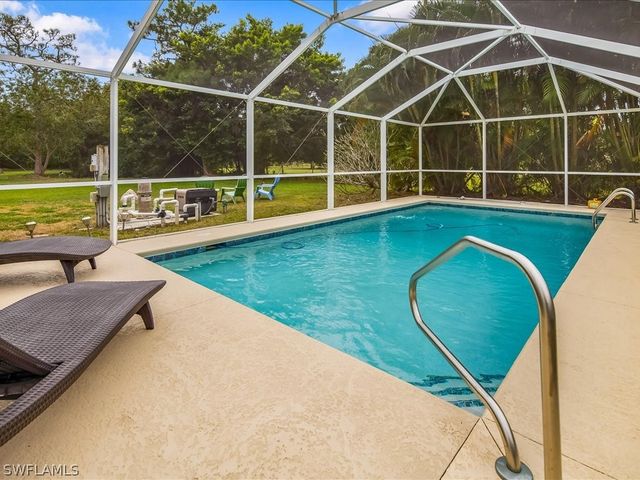 5272 Myrtle LN, Naples, FL 34113
