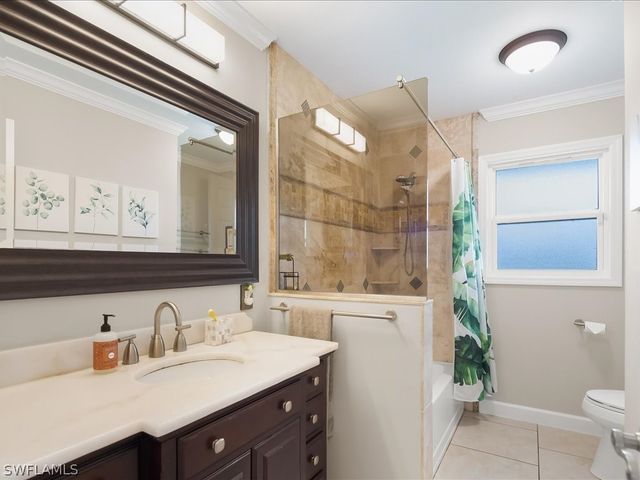 5272 Myrtle LN, Naples, FL 34113