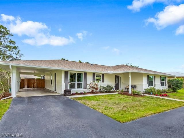 5272 Myrtle LN, Naples, FL 34113