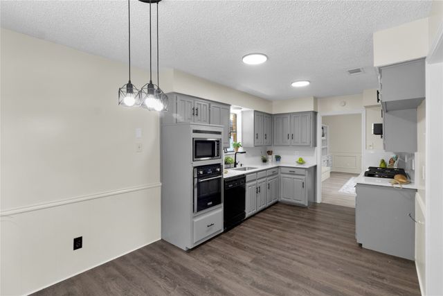 335 Hummingbird Lane, Duncanville, TX 75137