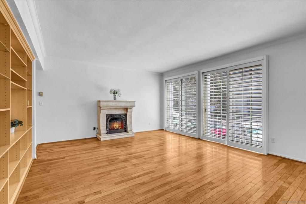 Image 11 of property listing at 2410 Albatross St 9, San Diego, CA 92101