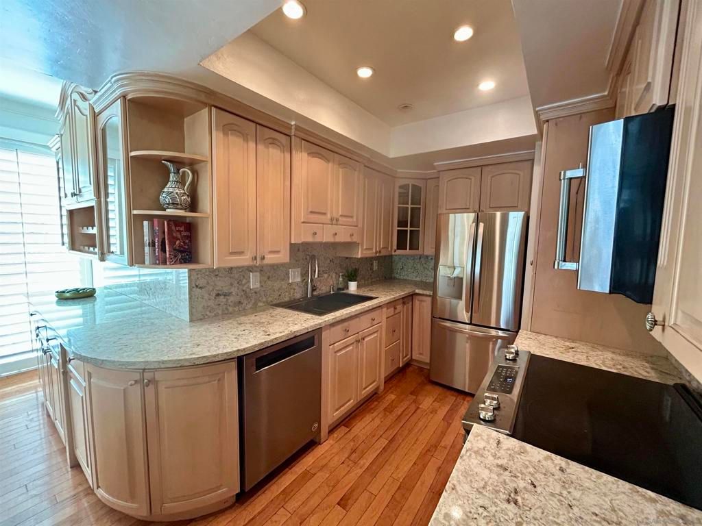 Image 17 of property listing at 2410 Albatross St 9, San Diego, CA 92101