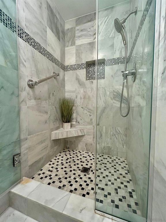 Image 25 of property listing at 2410 Albatross St 9, San Diego, CA 92101