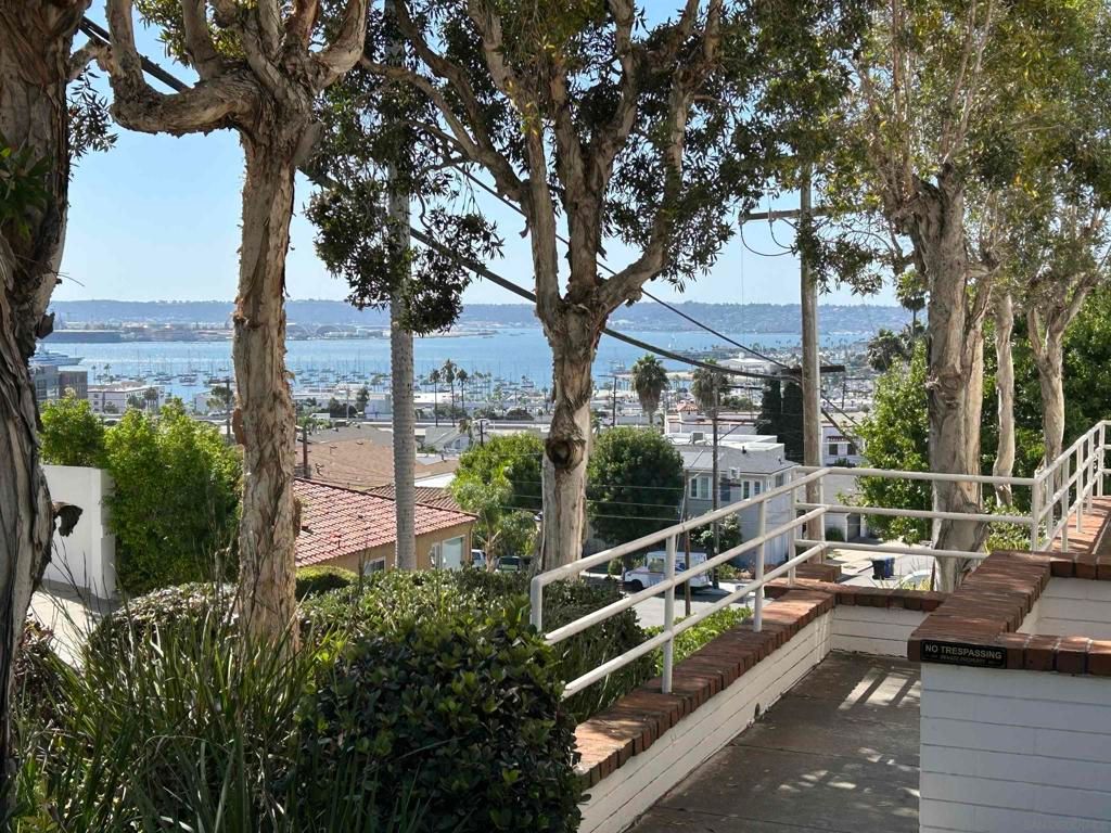 Image 5 of property listing at 2410 Albatross St 9, San Diego, CA 92101