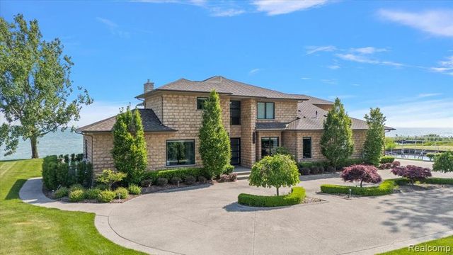 8349 Dixie Highway, Ira, MI 48023