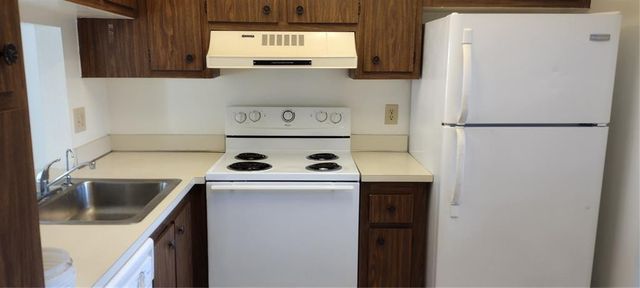 9340 Lagoon Place 302, Davie, FL 33324