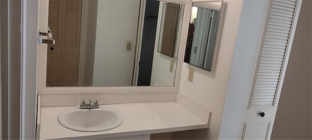 9340 Lagoon Place 302, Davie, FL 33324