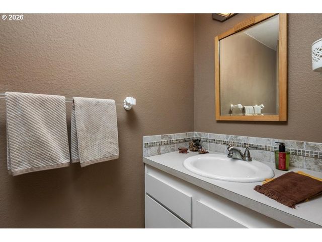 1655 Nw LAKEWAY Ln, Beaverton, OR 97006