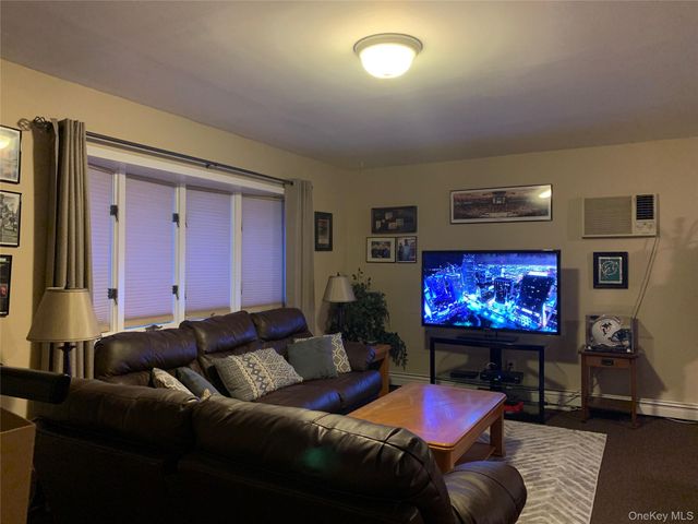 19 Oak Street, Deer Park, NY 11729