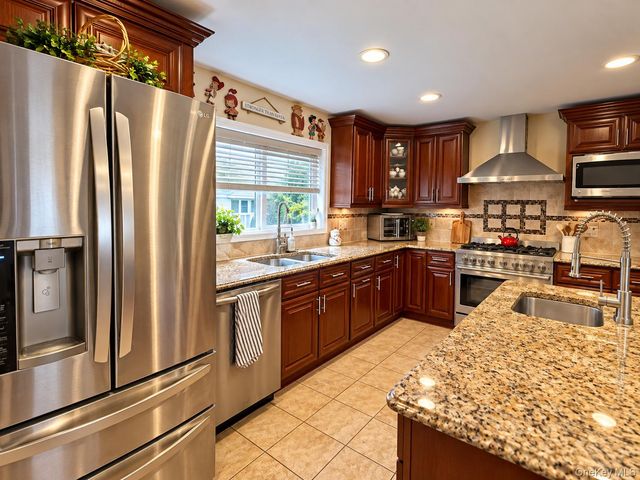 61 5th Avenue, East Rockaway, NY 11518