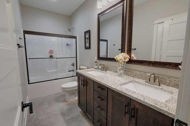 1818 Lakeview Drive, Pella, IA 50219