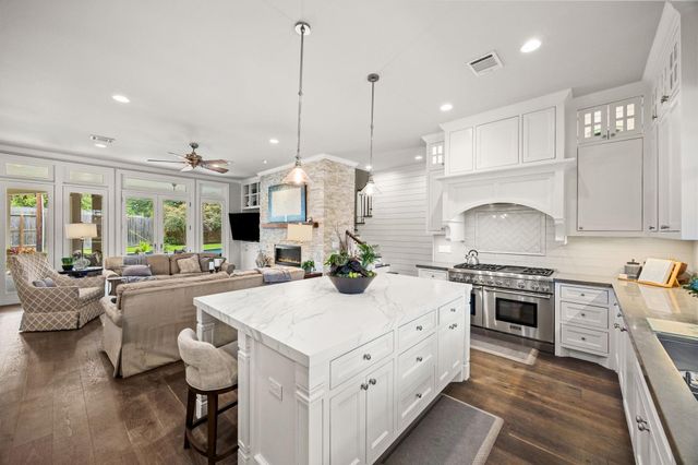 22 Laurenhurst Court, Houston, TX 77043