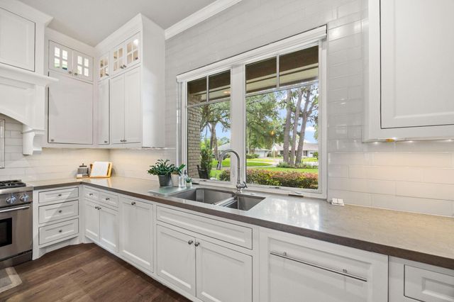 22 Laurenhurst Court, Houston, TX 77043