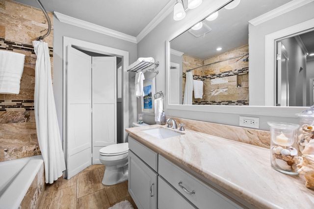 22 Laurenhurst Court, Houston, TX 77043