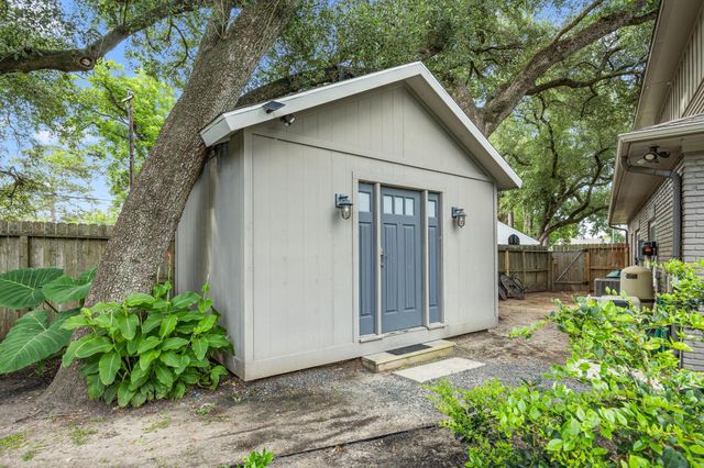 22 Laurenhurst Court, Houston, TX 77043