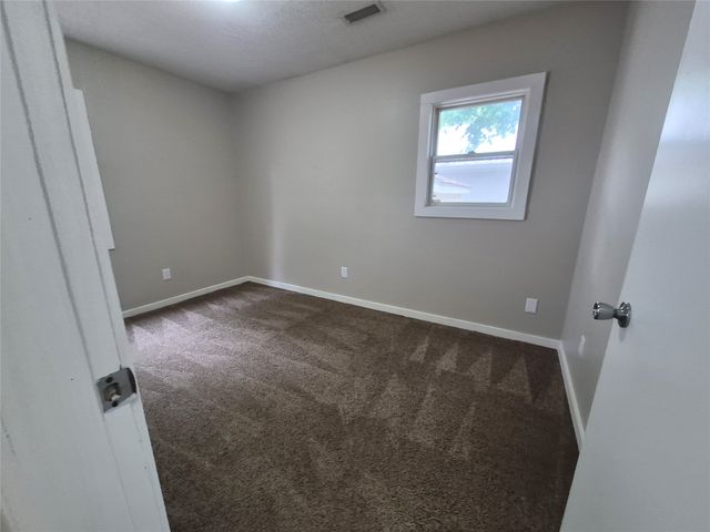 1321 E 27th Street, Des Moines, IA 50317