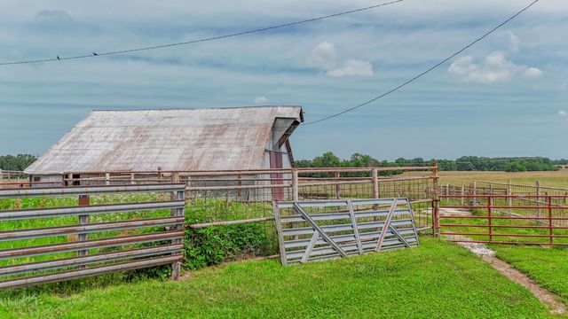 9661 E 1070 Road, Stockton, MO 65785