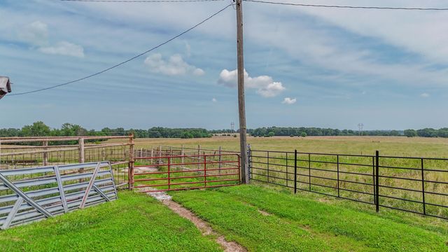 9661 E 1070 Road, Stockton, MO 65785