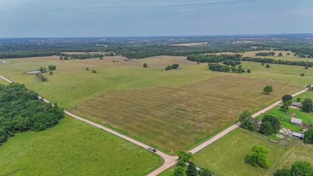 9661 E 1070 Road, Stockton, MO 65785