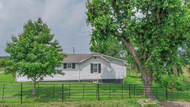 9661 E 1070 Road, Stockton, MO 65785