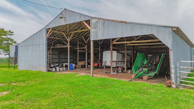 9661 E 1070 Road, Stockton, MO 65785