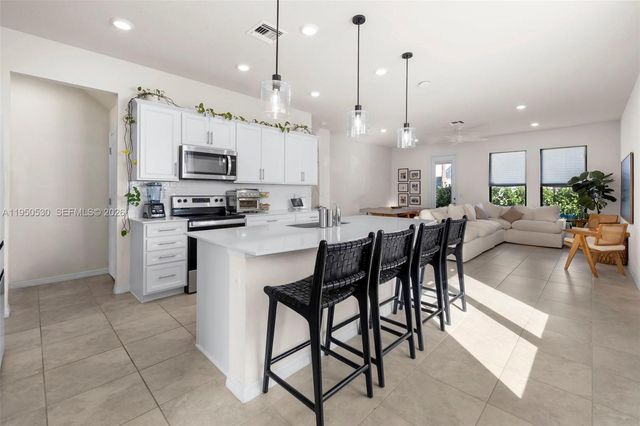 2121 S Appleton Circle S, Oakland Park, FL 33309
