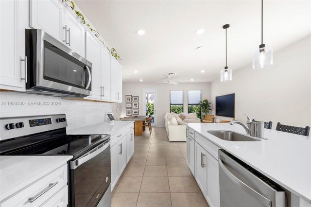 2121 S Appleton Circle S, Oakland Park, FL 33309