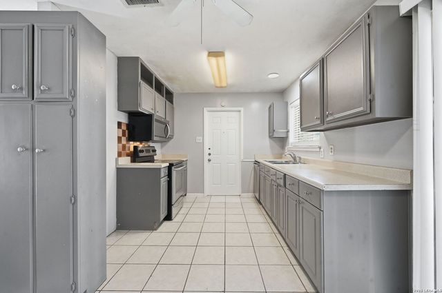 701 Aviation Ave, Schertz, TX 78154