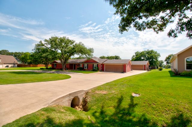 112 Sequoya Drive, Gainesville, TX 76240