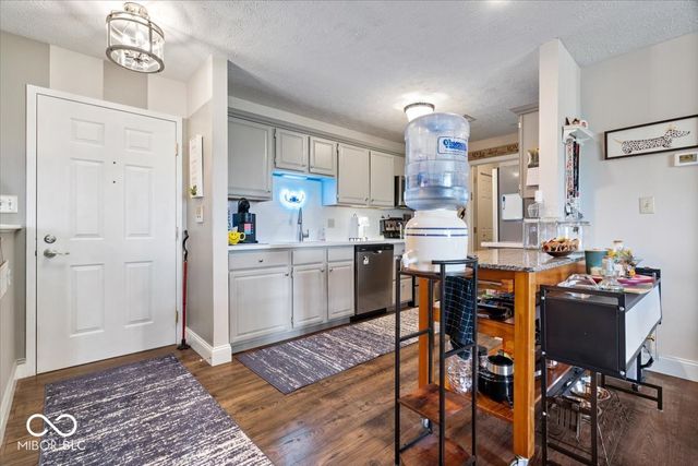 8720 Yardley Court 206, Indianapolis, IN 46268